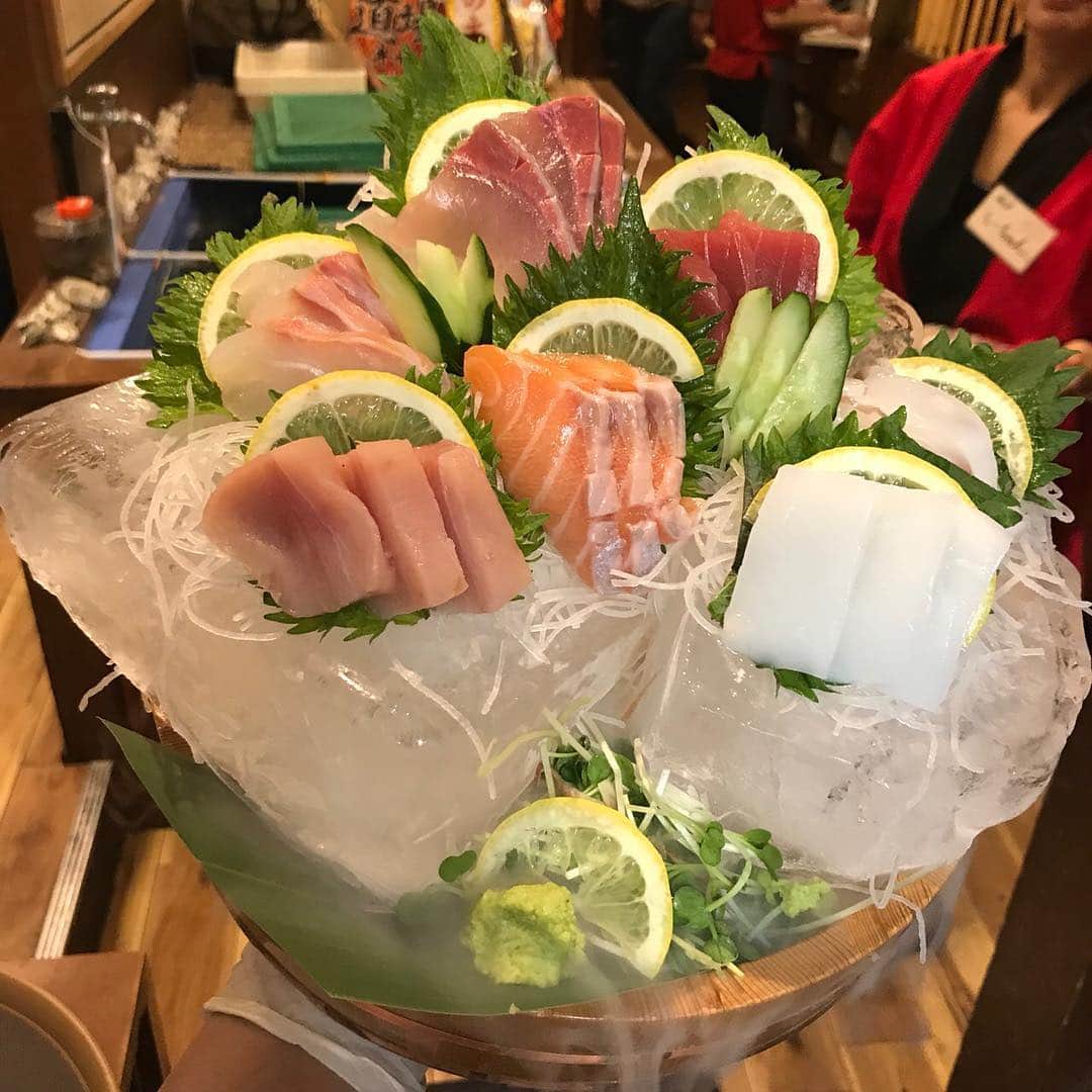 鶏魚 谷町さんのインスタグラム写真 - (鶏魚 谷町Instagram)「鶏魚です！しーちゃんです🎶 新鮮なお造りを氷山盛りで提供してます♡ #お造り #氷山盛り #鶏魚 #大阪 #谷町四丁目 #駅近 #セルフ飲み放題 #地域最安値 #コース #座敷 #個室 #貝盛り放題 #ガンガン焼き #あさり #はまぐり #ホンビノス貝 #牡蠣 #さざえ #飲み会 #女将」3月31日 23時22分 - toriuotanimati
