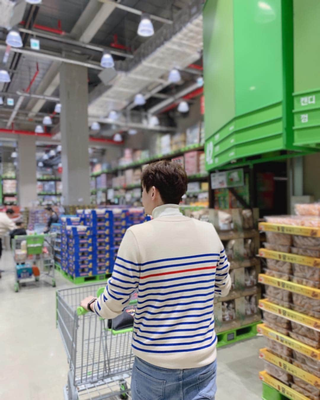 ペク・ミニョンさんのインスタグラム写真 - (ペク・ミニョンInstagram)「weekend shopping🛒」3月31日 23時23分 - minhyun_112