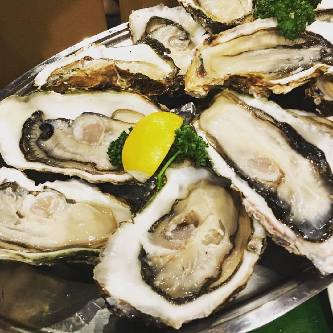 志摩有子さんのインスタグラム写真 - (志摩有子Instagram)「今シーズン最後、牡蠣の食べ納め。ということは平成最後の食べ納め。うーむ、なんだか感慨深い。生牡蠣にコキールと食べに食べたり。 早朝ロケから長い一日だった。 #牡蠣祭り #お許しが出たので #ヒロって呼んで」3月31日 23時29分 - ariko418