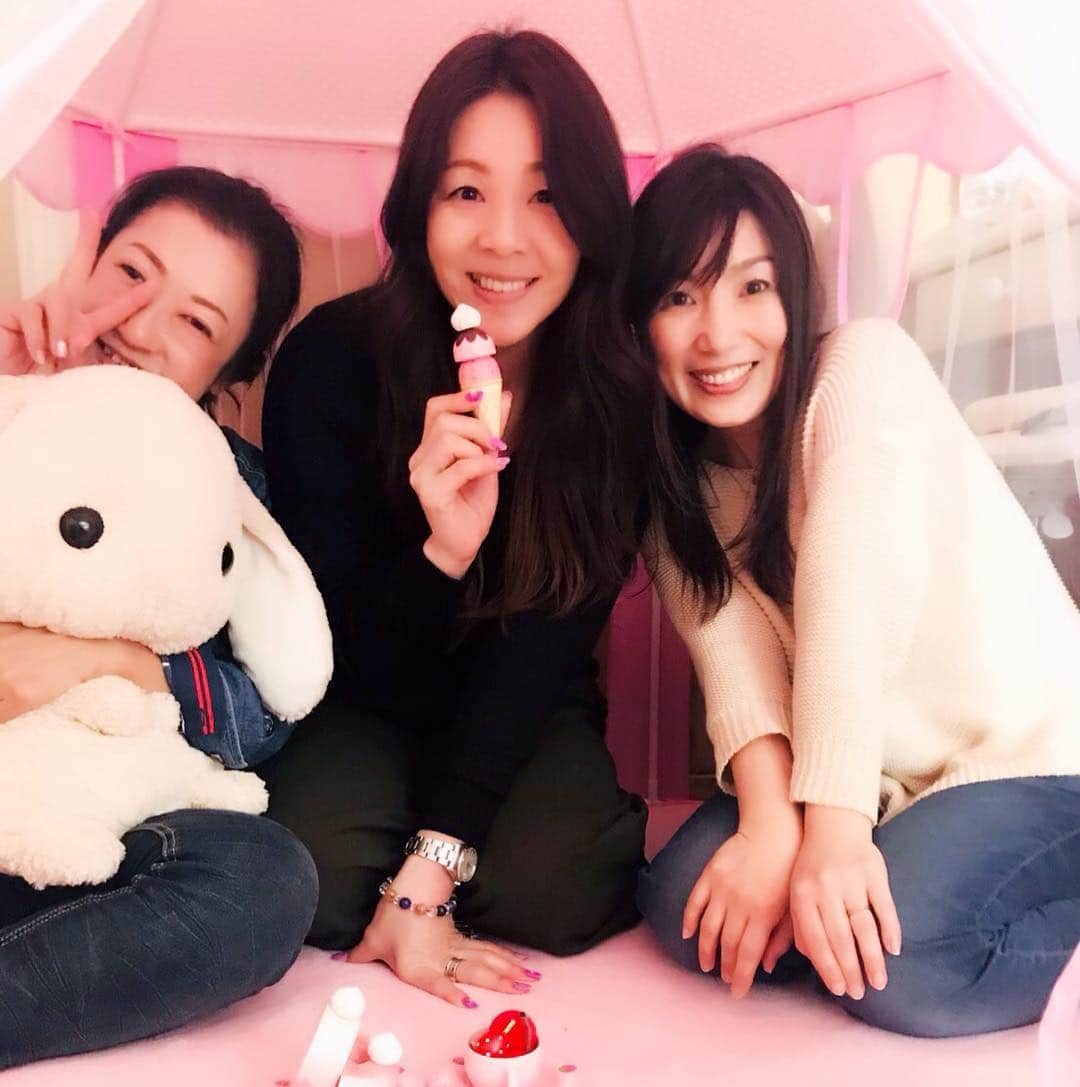 井上貴子のインスタグラム：「昨日のつづき。 子供にも小鳥にも癒されたけど  コイツらにも随分な感動を もらったな。  タマフカ⭐️⭐️ 心があったかくなった。 ついつい気持ちが緩む。  アタシは 「去る者追わず」寄りなので 全女を辞めて行った時点で もう記憶がリセットされちゃうんだよね。  どーやって辞めて行ったのか 辞めてから何をしてて どうして引退したのか…  そーゆーのが 全然…思い出せない…  じゃなくて…  知らなくて…  玉田の引退試合は対戦したらしいんだけど…  もうホントに記憶にないの。  だからタマフカが 若手の時の記憶だけしか アタシの中には無いから 2人にしてみたら そんな昔話覚えてません！ って感じよね（笑）  全女辞めてからも きっとどこかで逢っているはず。  残念ながら忘れてることは多い…  年月が過ぎ またこうして再会のチャンスをもらい  府川に仕切られ 玉田にまとめられ  なぜか… 府川の自宅に行った（笑）  出逢いも別れも再会も 全てが縁であり必然なら  この無邪気な2人を 癒しとかそんな軽い言葉ではなく 腰を据えてしっかり付き合っていこう！って…そんな気にさせてくれた。  次の約束も決まっている^ ^  また逢おう！  Happyで^ ^  #井上貴子  #LLPWX #女子プロレスラー #紅緒と柊音 #元全女 #全日本女子プロレス #タマフカ #玉田りえ #府川由美 #かわゆい後輩」