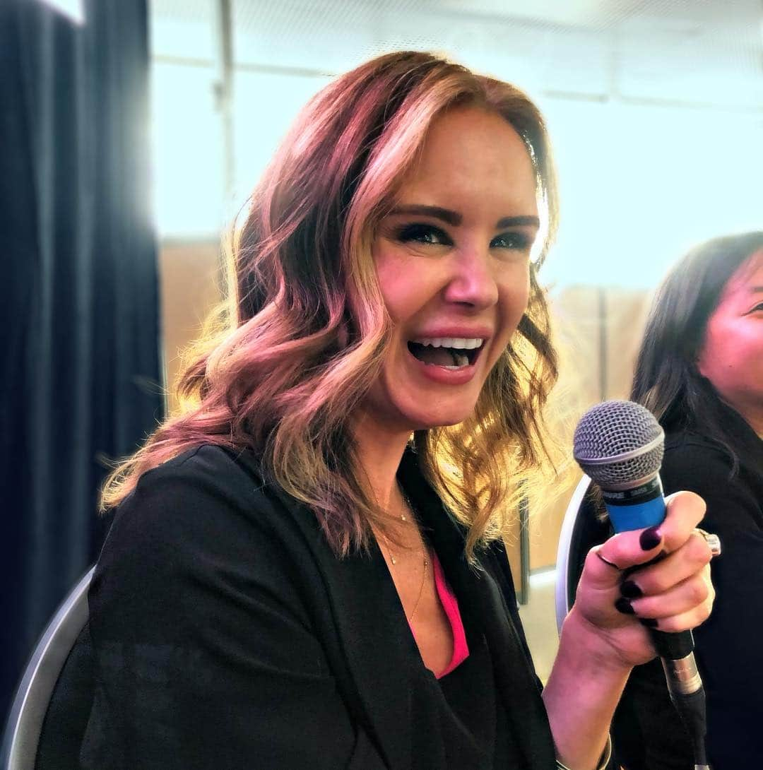 ラファエル・スバージさんのインスタグラム写真 - (ラファエル・スバージInstagram)「My dear friend (and #BlueFairy)Keegan, winning hearts and minds in her panel discussion.  Seen here as we know and love her.  @keegolicious #tgsmontpellier #france #onceuponatime」3月31日 23時29分 - raphaelsbarge