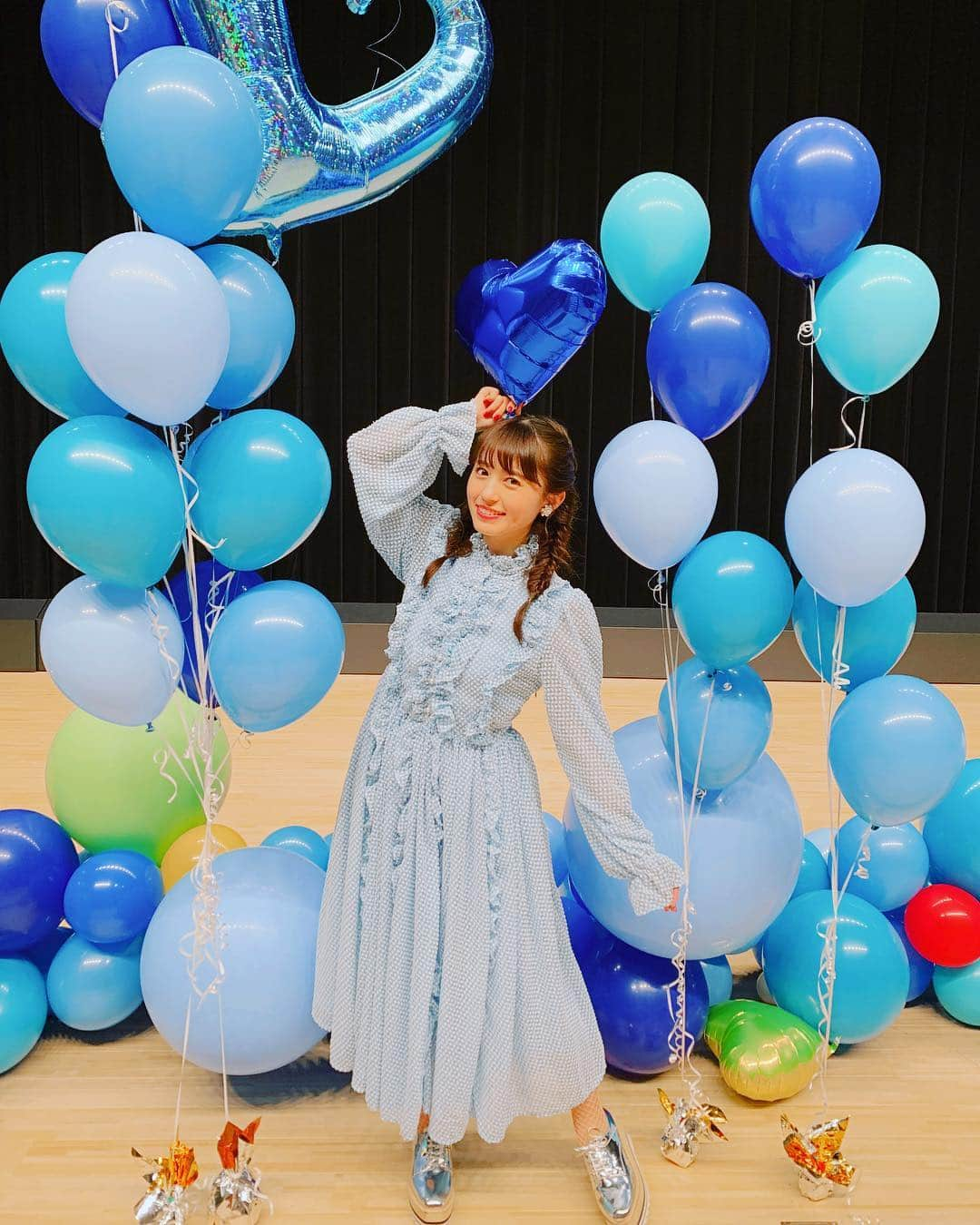 逢田梨香子さんのインスタグラム写真 - (逢田梨香子Instagram)「本日は、イベントにお越し頂きありがとうございました！ 今回で3回目のイベントでしたが、みんな楽しんでくれたかな？買いたかったグッズもしっかり買うことが出来たかな？物販に並ぶにあたって困ったことはなかったかな？ やっぱり、イベントは本番だけがイベントじゃありません。最初から最後のお見送りまでがイベントだと思うんです😌  しっかりストレスなくみんなに楽しんでもらいたい！というのが私の気持ちです。 初回のイベントをはじめ、物販の待機列だったり大変な思いをさせてしまってごめんなさい。ずっと申し訳ないと思ってました。  そして今回改めてみんなの暖かさに気づきました。最後の最後まで応援して来てくれてありがとう。精一杯みんなに感謝の気持ちを込めてお見送りさせて頂きました。それと同時に、みんなからの気持ちも沢山もらった！！ まるごとりかこは今回で終わってしまいましたが、これからソロでの活動や新たな冠番組、きっと沢山沢山みんなに会える機会が増えると思います！だから、これからもみんなが楽しいと思える空間を作れるように私自身も努力して行きたいと思います。 ソロデビューしたらいつかはみんなの前で歌も歌いたいし、やりたいこと沢山ある！！！ なのでこれからも変わらずに一緒に前に進んでくれたら嬉しいです。 次みんなに会えるのを楽しみにしてるね😌」3月31日 23時29分 - aida_rikako_