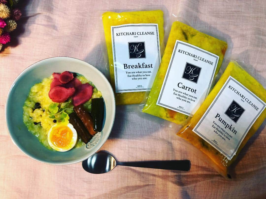 のインスタグラム：「最近食べ過ぎていて、身体が重たくなってたの😔 なんとかせねば！！！ でも食いしん坊の私には食べないのは難しいし。 そんな私にピッタリで昨日からスタートさせている @kitchari_cleanse  をご紹介😁 食べて痩せるって魅力的でしょ˚✧₊⁎ SNS でも最近話題で気になっている #キッチャリー  キッチャリーとは何で出来ているかと言うと.... ・お米 ・イエロームング豆 ・さまざまなスパイス ・ギー 私の今回トッピングは、 ✔︎手作り梅ジンジャー ✔︎キュウリセロリ人参ピクルス ✔︎ギリシャ天日塩 #みゃくえん ✔︎生胡椒の佃煮 @cambodia5288 . ✔︎半熟卵 ・ ・ 美味しいのは勿論、保存料などが入ってなくて身体に優しいのが嬉しい♡ 湯煎で温めれば出来上がり🕊 ・ ・ 3日間、3食キッチャリーにしたり。 やり方はライフスタイルに合わせて🆗 クレンズコースは、3day,5day,7dayがあるから今後身体が重たくなったら定期的に注文してリセットしよっ✨ ・ ・ @kitchari_cleanse  #キッチャリークレンズ#食べて痩せる#美人習慣#ダイエット食品#ダイエット#健康食#ヘルシー#デトックス#クレンズ#ムング豆#ギー#ベジタリアン#食べすぎ注意#健康#アーユルヴェーダ#無添加#ファスティング#ナチュラルフード#体質改善#腸活#ダイエット#メンテナンス#スパイス#簡単ごはん#デトックス」