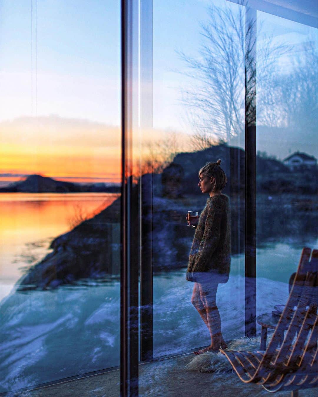 のインスタグラム：「This is the first time, after posting almost everyday for the past 7 years, that I’ve been away for so long. Can’t believe I haven’t post a single photo within almost a couple of months... It wasn’t planned though.  Going on a social media detox did cross my mind many times at some point but it was just a thought when I was too tired of the social media world. I’d always end up being too concerned that by doing so I’d be punished by Instagram ( meaning seeing my engagement falling apart cause IG would stop showing you my photos). I’d then keep posting not because it would make me happy but because I felt I had to, which, let’s be honest, sucks.  What happened here was just that life got crazy busy with work and getting everything done before returning to Bali that I couldn’t find the time to Instagram. And this happened at the right time as it felt extremely good to be away for a while, to focus on something else and to reflect on things ( and not to care about whether or not my engagement would be dead when I’d decided to come back at it !). Weeks passed by and I decided I’d take the time I needed and come back whenever I’d feel like it and especially whenever it would make me happy to post again. So here I am!! Super happy to be back ☺️ I’ve missed creating images and interacting with you guys !!! ( hope I won’t be punished too hard 😝🤷🏼‍♀️ ). Not sure if any of this makes sence to you but It does to me and I felt like sharing it 🤷🏼‍♀️. Thanks to those who read it to the end 😘💛! Have a beautiful day/night guys! 📷: @niki_csanyi」