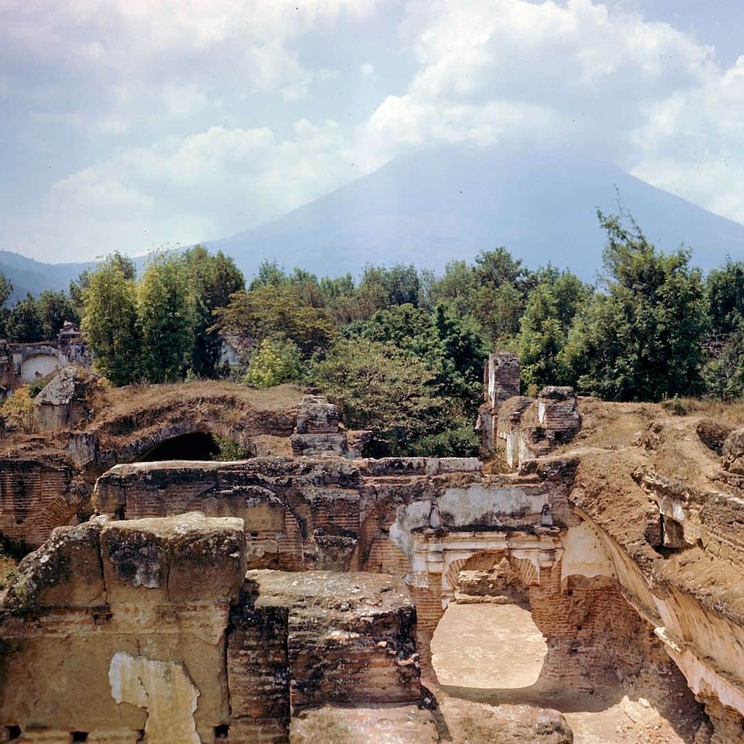 lifeさんのインスタグラム写真 - (lifeInstagram)「View of the ruins of several Spanish Colonial buildings with a view of the Volcan de Agua in the background, Antigua, Guatemala, 1945. (Frank Scherschel—The LIFE Picture Collection/Getty Images) #Antigua #vintage #1940s」3月31日 23時33分 - life