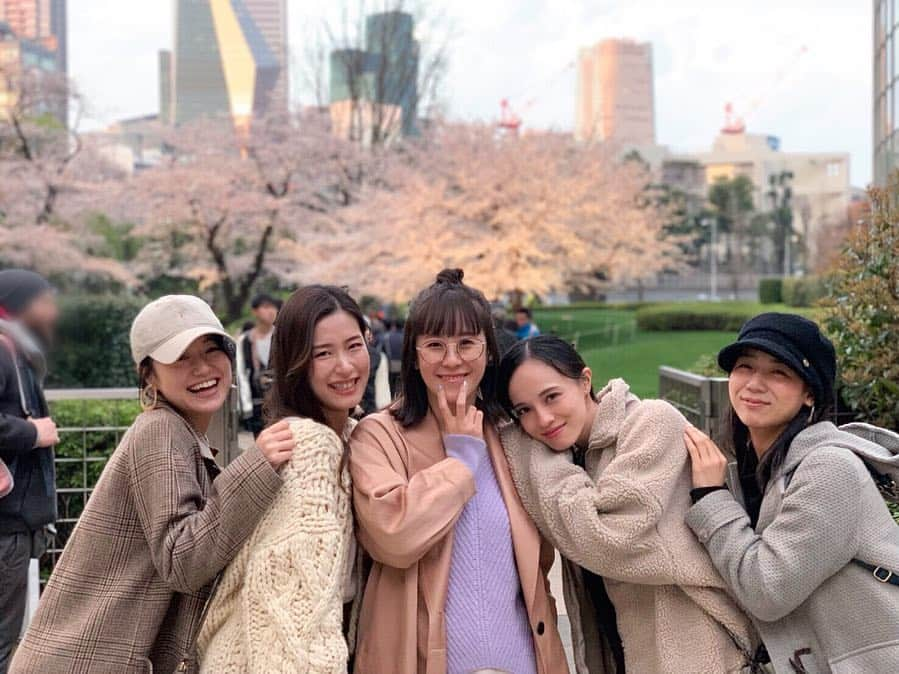 大湖せしるさんのインスタグラム写真 - (大湖せしるInstagram)「どろろ女子会、 お花見ランチ❀︎ 久しぶりに会えた同志たち。 振付の彩さん、 ダンサーの LISA-P、真友ちゃん、あいみ。 自然体の写真、 とっても良き。 次は フルメンバーで 女子会できますよぉに。 #舞台どろろ #女子会 #ランチ  #お花見 #桜 #桜を愛でる会  #載せたい写真がいっぱい」3月31日 23時33分 - cecile_daigo