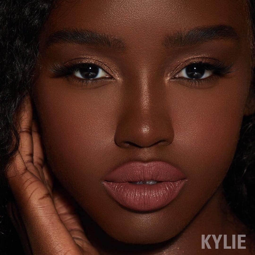 Kylie Cosmeticsさんのインスタグラム写真 - (Kylie CosmeticsInstagram)「CRUSH matte blush from the previously sold out VALENTINE collection 💘 and MIND YA BUSINESS velvet #LipKit! Raise your hand if your weekend plans are to grab these! 😎🙋🏻‍♀️」3月31日 23時34分 - kyliecosmetics