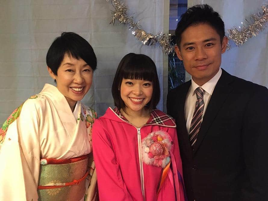 岸井ゆきのさんのインスタグラム写真 - (岸井ゆきのInstagram)「『名探偵 明智小五郎』 ２夜連続 ありがとうございました！ わたしもあんな風に暗号が解けたらな…🐉🐉🐉 名探偵っていつだって余裕がある！！ かっこいいなー！ （そしてあの水筒に入った飲み物はどんな臭いなんだろうナ…🔮🔮） そして 夫役の伊藤淳史さん。 お母さん役のふせえりさん。 エネルギーあふれる楽しい現場でした😊 今回わたしは、妻役であり、まゆぽよ役。 風船まで作ってもらえて嬉しかったです👧🏻🎈 #マボテン のみなさま、本当に本当にありがとうございました！！ 『この指止まれ!!』今でも歌えます！ わたしたち、幻なんかじゃ…なかったんだー！！ また会えるのか？また会う日まで！！💐」3月31日 23時34分 - yukino_kishii