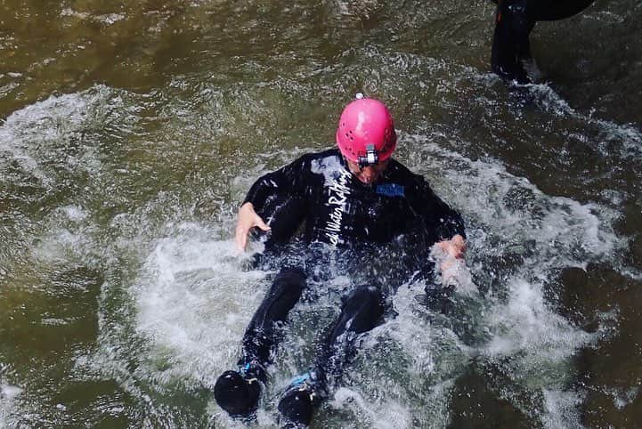 階上実穂さんのインスタグラム写真 - (階上実穂Instagram)「4日目はワイトモのBlack Water Rafting🌌  タイヤチューブに乗って鍾乳洞を3時間の洞窟探検へ♩¨̮⑅* 水温は10〜14℃だからとにかくめっちゃ寒い😂😂😂 そして3メートルの高さから滝壺に飛び込むとゆうか突き落とされるとゆうw  #nz #nz旅行 #waitomo #blackwaterrafting #鍾乳洞 #洞窟探検 #blacklabyrinthtour」3月31日 23時43分 - miho_ishigami