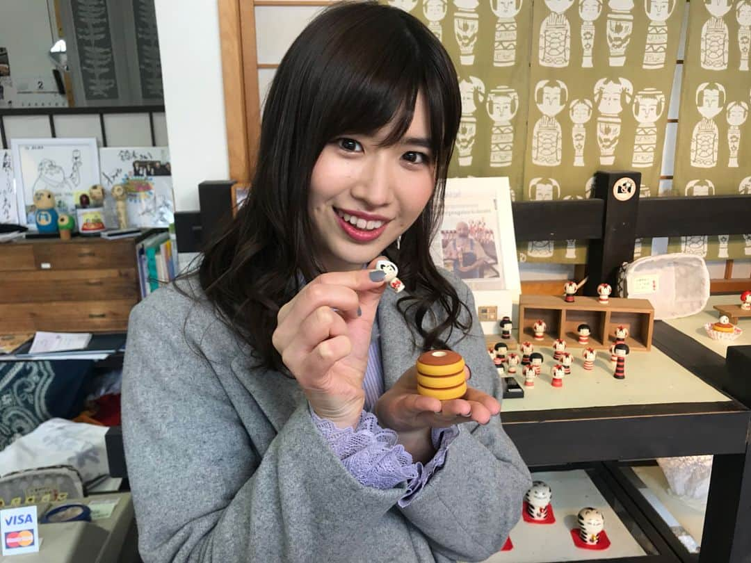 佐藤朱さんのインスタグラム写真 - (佐藤朱Instagram)「パンケーキちゃんこけし🥞 . 小さくて、かわいいデザインのこけしが大人気なんだって✨豆大福とかフルーツ系のこけしもあったー！😳 . 絵付けもたのしいよ👍👍 #玩愚庵こけし屋 #宮城 #秋保 #こけし #ダケジャナイ仙台」3月31日 23時54分 - akari_miyagi