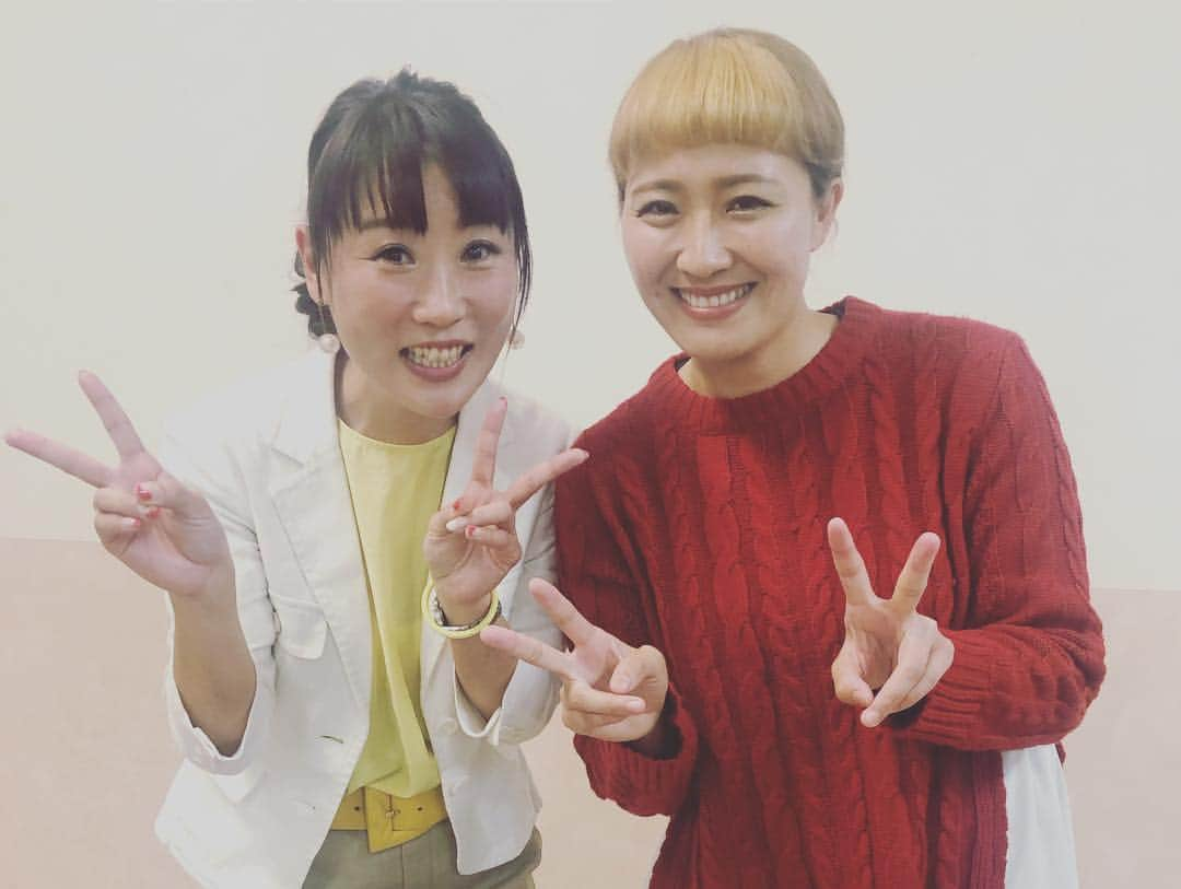 丸山桂里奈さんのインスタグラム写真 - (丸山桂里奈Instagram)「今日は始発で鳥取にいき、トークショーを午前と午後の部でやらせていただきました🙂初の鳥取に上陸。そしてはじめましてのみなさんに会い、会った瞬間に温かさで包まれました☺️☺️☺️あっとゆーまの時間でだいぶ後ろ髪を引っ張られる感じでした😳サッカーの話から、お仕事の話だったり、好きな食べ物や、好きなタイプやらなにやら、とにもかくにも色々な話ができたかなと思います😳😳😳ですが、まだまだもっともっとゆっくり鳥取にいきたいなぁと思いました‼️‼️‼️本日来ていただいたみなさま、そしてスタッフ関係者の皆様ありがとうございました😊🎉🎉💡⤴︎ #鳥取県 #イオンモール日吉津店 #あたたかかった #まだ心があたたかい #優しすぎるみなさんへ #だいすきです #ありがとうございます #また会いに行きます #関係者さまみなみなさまありがとうございました #焼きそばのおばちゃんがだいぶプロフェッショナル #いかつさを通過したプロフェッショナル #また絶対食べたい #ゆっくり行きたいな #みんなからいただいたパワーで明日も頑張れます #みんなに支えられて #ありのままの自分で #素敵な空間に余韻 #羽田に着いたら機内にお財布忘れる #でも仕方ない #そんなこともあるさ #全て前向きに捉えよう #いい意味で #インスタバエ」3月31日 23時44分 - karinamaruyama