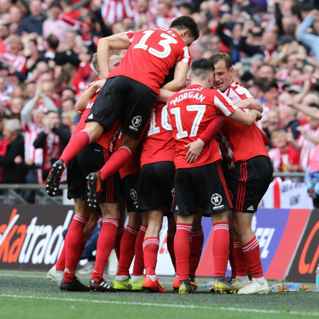 サンダーランドAFCさんのインスタグラム写真 - (サンダーランドAFCInstagram)「This team.  #WontBeHomeForTea #SADC」3月31日 23時37分 - sunderlandafcofficial