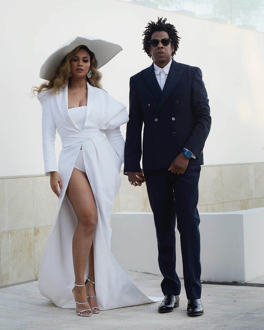 Just Jaredさんのインスタグラム写真 - (Just JaredInstagram)「@beyonce and Jay-Z strike a pose together at the @naacpimageawards. #Beyonce #JayZ #NAACPImageAwards #Balmain #GiuseppeZanotti #Repost Photo: Courtesy of @beyonce」3月31日 23時36分 - justjared