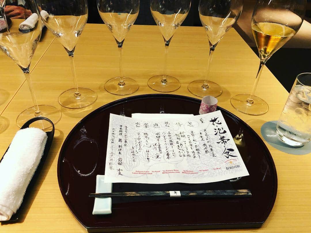 マイケル富岡さんのインスタグラム写真 - (マイケル富岡Instagram)「えーと…私に…グラスが6つ… お料理の一品一品に最も合う至極のberlucchiスパークリングが用意されるという贅沢過ぎるおもてなし 宴のスタートです♡ ウェスティンホテル東京の日本料理【舞】のお料理・イタリアBERLUCCHIのスパークリング&京都西陣 岡文織物との最強の融合 ♡ #桜 #art #culture #cuisine #westintokyo #berlucchi #kyotonishijin #actor #actorslife #shooting #マイケル富岡 #俳優 #タレント #japan #italy #kyoto #cherryblossom #love」3月31日 23時38分 - michaeltomioka