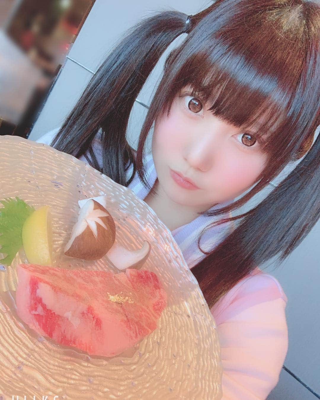 小鳥遊くれあさんのインスタグラム写真 - (小鳥遊くれあInstagram)「人のお金で焼肉食べたいってぼそぼそ 言ってたらお父さんが焼肉予約してくれてた😭💕 久しぶりに家族で外食しました🍽💓 ほんとここのお肉柔らかくて美味しいからだいしゅき🥺🥺 お父さんありがとう٩(๑òωó๑)۶  #深夜の飯テロ 投下しておやすみなさい☺️ｗ  #taiwan #shanghai #cambodia #malaysia #indonesia #thailand #japan #日本 #福岡 #fukuoka #asia #asiangirls  #撮影モデル #被写体 #fashion #インフルエンサー #model #cosplayer #黒髪 #ツインテール #kawaii #ゆめかわ #ロリ #よるごはん  Twitter→@kurea_elysion ⚠️卑猥なコメントなどは削除ブロックします。 Delete or block cowardly comments. ⚠️DMはお返事できません🙅‍♀️ お仕事のご依頼のみ下記アドレスへお願いします →elysion1007@gmail.com」3月31日 23時40分 - kurea_primo