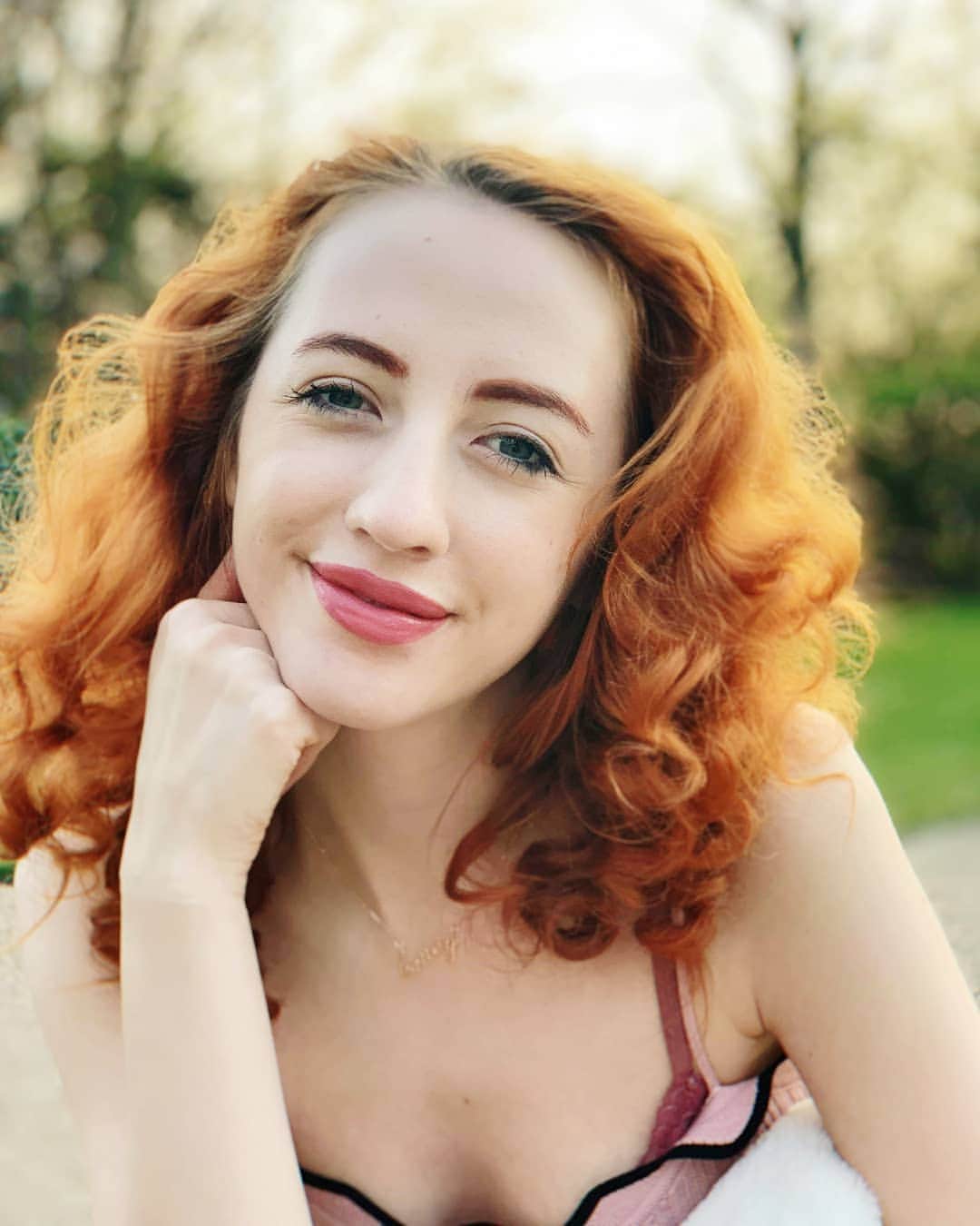ベッキー・クルーエルのインスタグラム：「i feel like this is what i actually look like so thank you @snackyboy for capturing me ☁️ we had a cute day in the sun at regents park on friday, its beautiful to see the flowers」