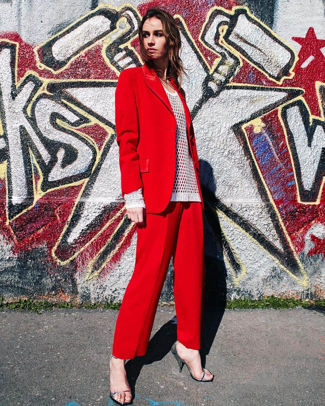 エルマンノシェルヴィーノさんのインスタグラム写真 - (エルマンノシェルヴィーノInstagram)「Street as a state of mind! #ScervinoSS19 red suit and cotton sweater with crystals. . . #UrbanArt #ErmannoScervino #redsuit #womansuit #whitesweater #handmade #madeinitaly #couture #ss19 #springsummer #sscollection #womenswear」3月31日 23時52分 - ermannoscervino