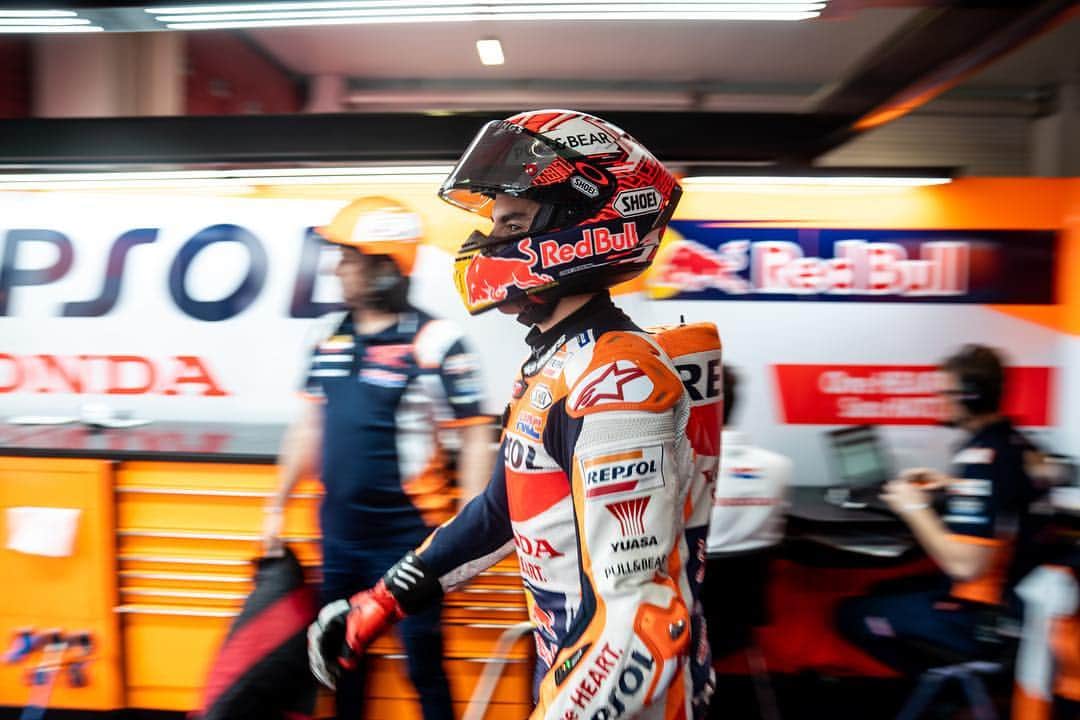 レプソル・ホンダのインスタグラム：「Looking to the race 👀 Warm Up ✅ ⠀⠀⠀⠀⠀⠀⠀⠀⠀ @marcmarquez93 🅿️1️⃣ #MM93🐜 ⠀⠀⠀⠀⠀⠀⠀⠀⠀ @jorgelorenzo99 🅿️1️⃣1️⃣ #JL99😈 ⠀⠀⠀⠀⠀⠀⠀⠀⠀ #25RepsolHonda #Repsol #MotoGP #Honda #Racing #RepsolHonda #HRC #RC213V #MM93 #JL99 #MarcMarquez #JorgeLorenzo #ThePowerOfDreams #Motorcycle #Argentina #WarmUp 🇦🇷」