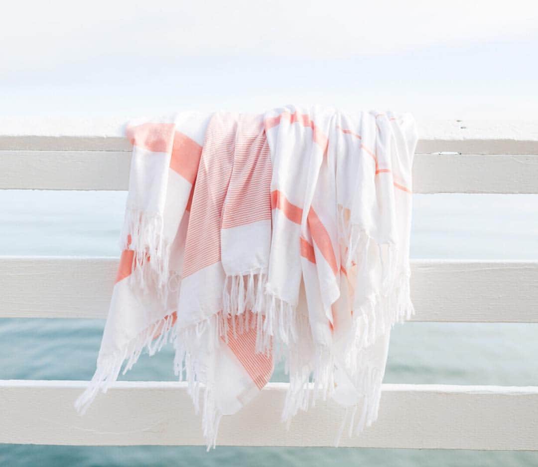 The Little Marketさんのインスタグラム写真 - (The Little MarketInstagram)「Throw it in your bag. Our lightweight towels are essential for beach days. Choose from 15 colors and 4 styles. Tap to shop.」3月31日 23時50分 - thelittlemarket