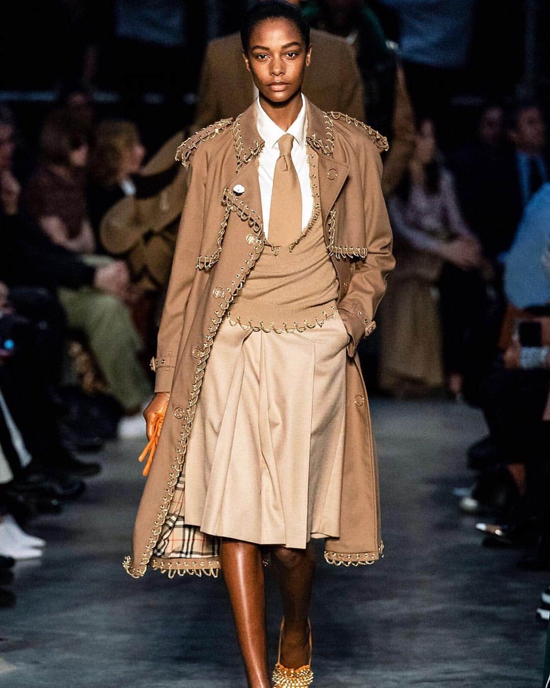British Vogueさんのインスタグラム写真 - (British VogueInstagram)「@Burberry and @Aquascutum both lay claim to having invented the trench coat adopted by officers during WWI. In fact, it evolved from waterproof coats invented way back in the 1820s. Since then, it's gone from war-time status symbol, to byword for Hollywood glamour, to much-loved modern wardrobe staple. Click the link in bio for #BritishVogue’s history lesson on the trench coat.」3月31日 23時50分 - britishvogue