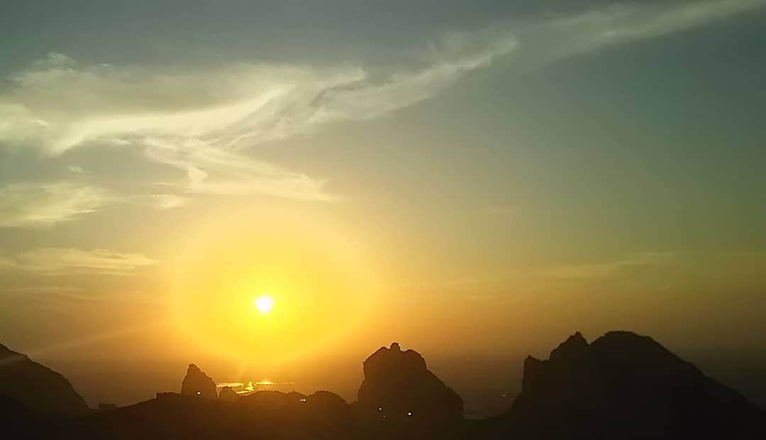 梅田陽子さんのインスタグラム写真 - (梅田陽子Instagram)「アルアイン🐴が勝ったので アルアイン(アブダビ)での思い出😀(笑) とても素朴でノンビリいい街です。アルアインのシンボルでもあるハフィート山頂からみた夕日がとても美しかった。  #alain#abudhabi #uae#uaelife #アルアイン#アブダビ#jabelhafeet#mountain#beautiful#emirates#7emirates#塩谷選手がいます⚽#中東好き#travel#life#dubai #大阪杯 #アルアイン頭でもってない#ラクダマーケット#ポルシェやフェラーリがやたら走ってます#おしゃれカフェも多い#年越しはUAE#dubaiworldcup 日本馬、皆さん気をつけて帰ってきてね。」3月31日 23時51分 - yokoumeda