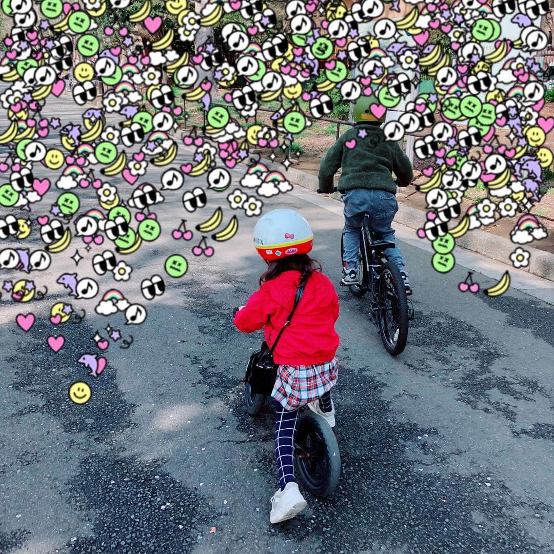 藤本美貴さんのインスタグラム写真 - (藤本美貴Instagram)「自転車とストライダーでお出かけ！笑  ストライダーでも結構必死についてきます！笑」3月31日 23時55分 - mikittyfujimoto
