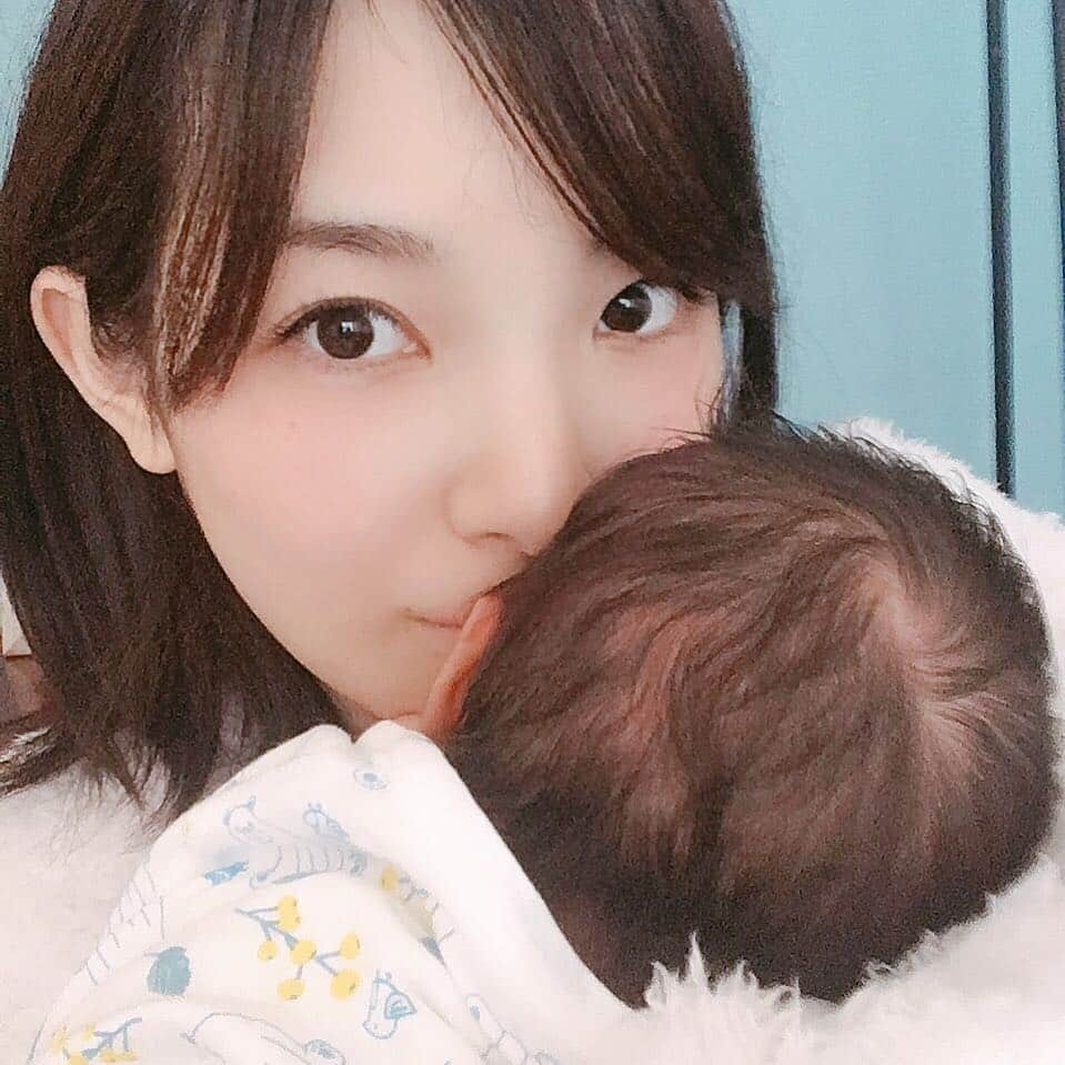 永峰絵里加さんのインスタグラム写真 - (永峰絵里加Instagram)「Newborn baby’s smell is so sweet 💗  げっぷを出させると見せかけて(や、させるけど)頭の匂いを嗅ぐ日々。 ・  #至福のとき #新生児の匂い #ミルクの匂い #新米ママ #赤ちゃんとの暮らし #newbornsmell #baby #newbornbaby #momlife #love #hug」3月31日 23時55分 - erikalmaz