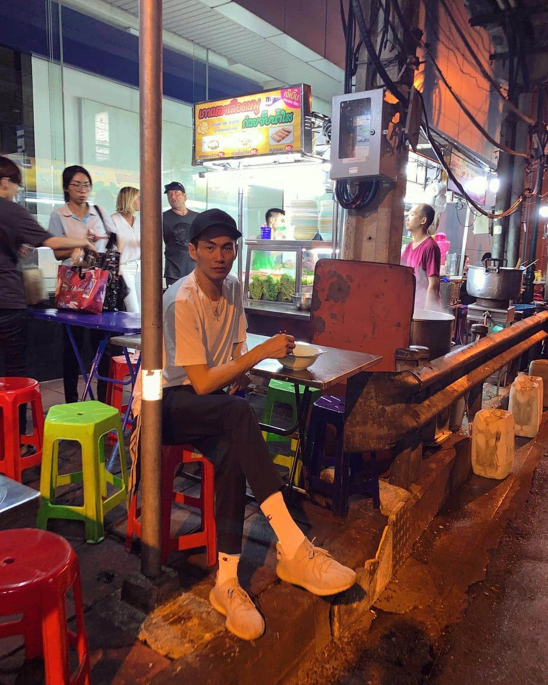 SELF PORTRAITさんのインスタグラム写真 - (SELF PORTRAITInstagram)「✨Bangkok at night ✨ @vatanika Babe, guess where about in Bangkok am I 😂」3月31日 23時57分 - mrselfportrait