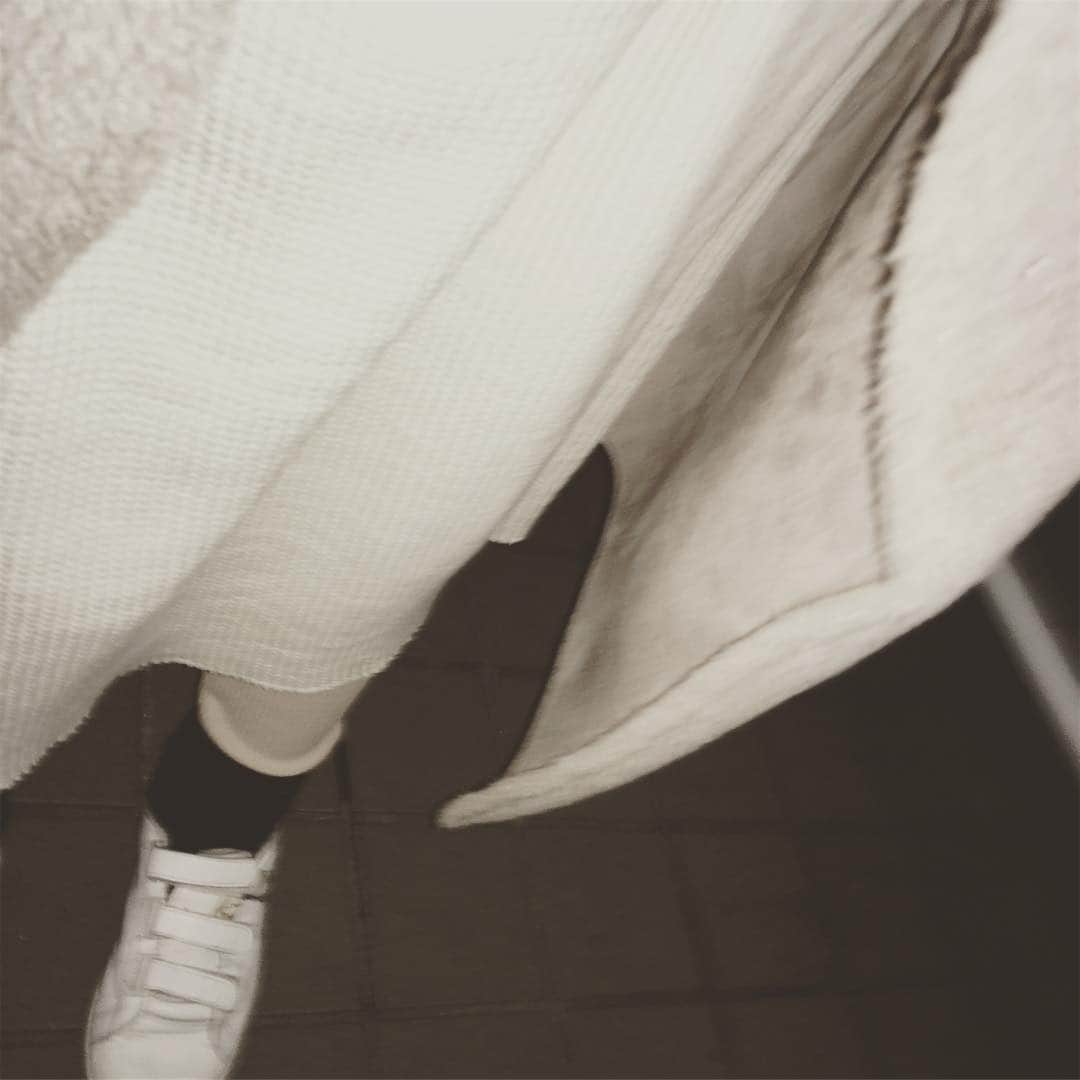 佐々木ゆう子さんのインスタグラム写真 - (佐々木ゆう子Instagram)「-1度。寒い。。 都会との気温差19度。  軽井沢。真っ暗。星空綺麗。 タダイマァァー！！！ 大量の写真を見ながら週末の振り返り♡ 謎の一枚☺︎ 春の都会でモコモコにまみれた真冬の装い🤪靴下なんてモヘアだよ♪  さてと。母は洗濯しよ。 (本日のナイトサファリは鹿さん1頭🦌でした☺︎♪) #軽井沢 #帰宅 #春休み #4歳 #2歳」3月31日 23時58分 - yuko_sasaki
