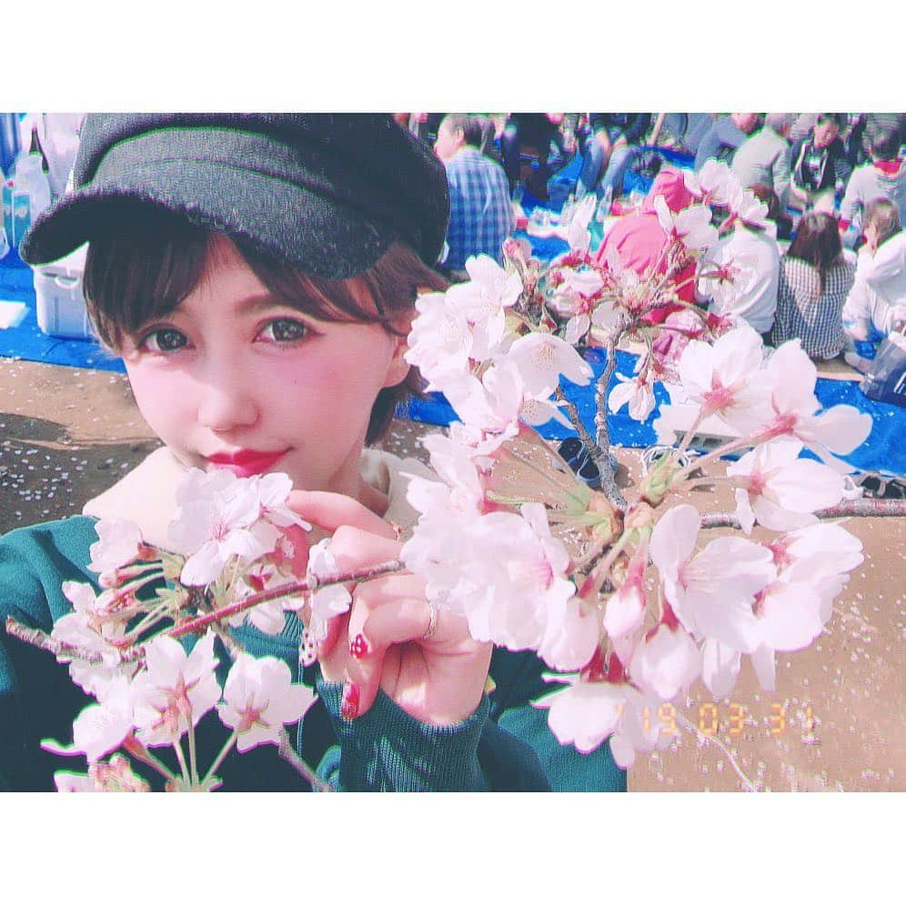 河西里音さんのインスタグラム写真 - (河西里音Instagram)「平成最後の花見🌸🎈🌸🐈🎈 ♡ 晴天にも恵まれ とっても気持ちぃ 花見だったょぉ❀(*´▽`*)❀ ♡ 桜って儚いけど とっても可愛いよね🌸💓 桜がひらひら舞う感じも好きだなぁ😍 ♡ ポートレートで撮った桜が とっても綺麗だったから みんなにもおすそ分けぇ～♪♪♪ ♡ 見てるだけで👀✨ 幸せな気持ちになるのは 何でだろう？💭💬まさに癒し🌸 私も桜みたいな 可憐な人になりたいなぁ(*´`)♡ #花見#桜#sakura#spring#happiness  #晴天#可憐#儚げ#癒し#幸せ時間#happytime #平成最後の花見#ポートレート」3月31日 23時59分 - rion_kasai