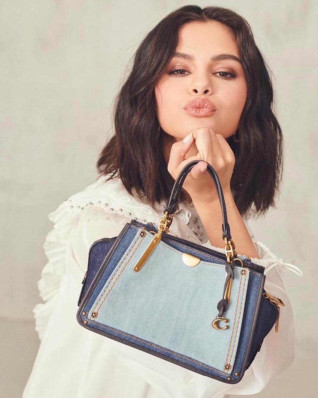 Hung Vanngoさんのインスタグラム写真 - (Hung VanngoInstagram)「@selenagomez x @coach 🧡. 📷 @nickrileybentham  AD @fabulance 👗 @kateyoung  @thatgirlbeverly 💅🏻 @tombachik 💇 @marissa.marino 💄 @hungvanngo」3月31日 23時59分 - hungvanngo