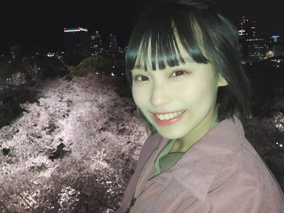 豊永阿紀さんのインスタグラム写真 - (豊永阿紀Instagram)「特に何したわけでもないんだけど、あまりにも楽しかったので、夜も行きました。夜桜！  ライトアップとっても綺麗でした。有料の価値アリ。なのに自分を撮ってしまう。アイドルの性ですかね。  桜もアイドルも、生で見た方が1000倍いい。のかも？」3月31日 23時59分 - aki_t_official