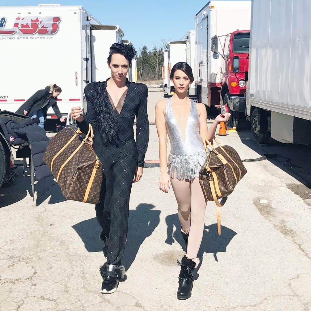 ジョニー・ウィアーさんのインスタグラム写真 - (ジョニー・ウィアーInstagram)「Roll up to the rink like #gleah | @kaitdubz @spinningoutnetflix @louisvuitton | #spinningout #figureskating #squad」4月1日 0時00分 - johnnygweir