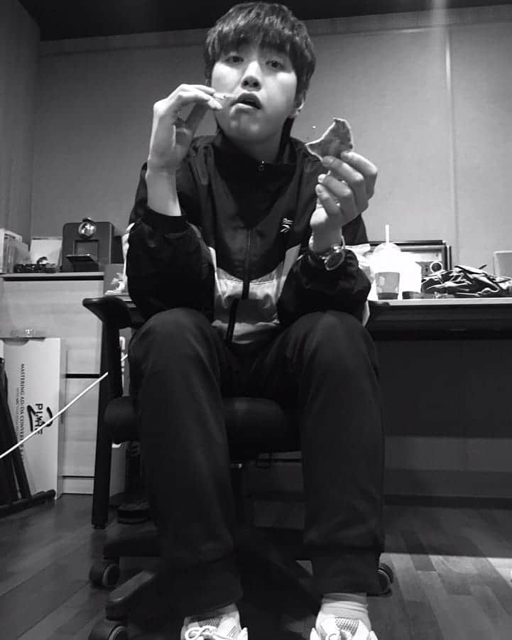 サンドゥルのインスタグラム：「멍 멍멍!!멍멍!!멍멍!!😡 #나는 #나는 #나는 #혼자먹지마 #나는」