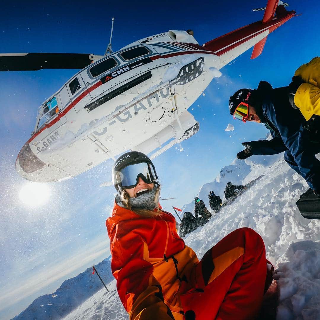 ジェイミー・アンダーソンのインスタグラム：「Heli boarding with the @gopro crew!! Such a treat to ride this new mountain range with some of the best athletes in the world! I’m so grateful 🙏 #GoProSnow #GoProHero7  #heliboarding #cmhheli #monashees #grateful #jaunconditional」