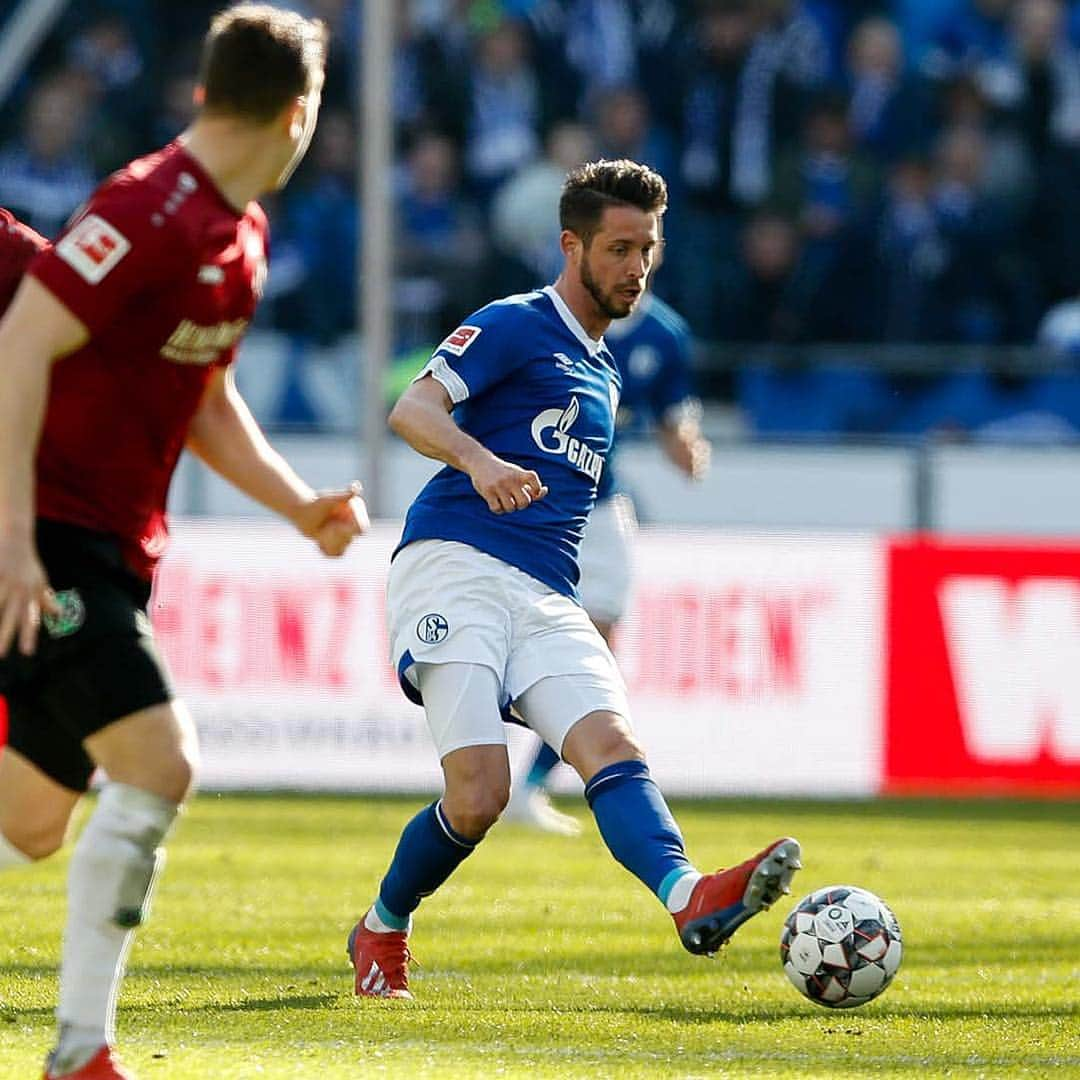 シャルケ04さんのインスタグラム写真 - (シャルケ04Instagram)「This job is far from done. Let‘s get that W! 👏🏼 . . #H96S04 0-1 #S04 #Schalke #Matchday #Bundesliga #Football #Soccer #Knappen #🔵⚪️」4月1日 0時04分 - s04