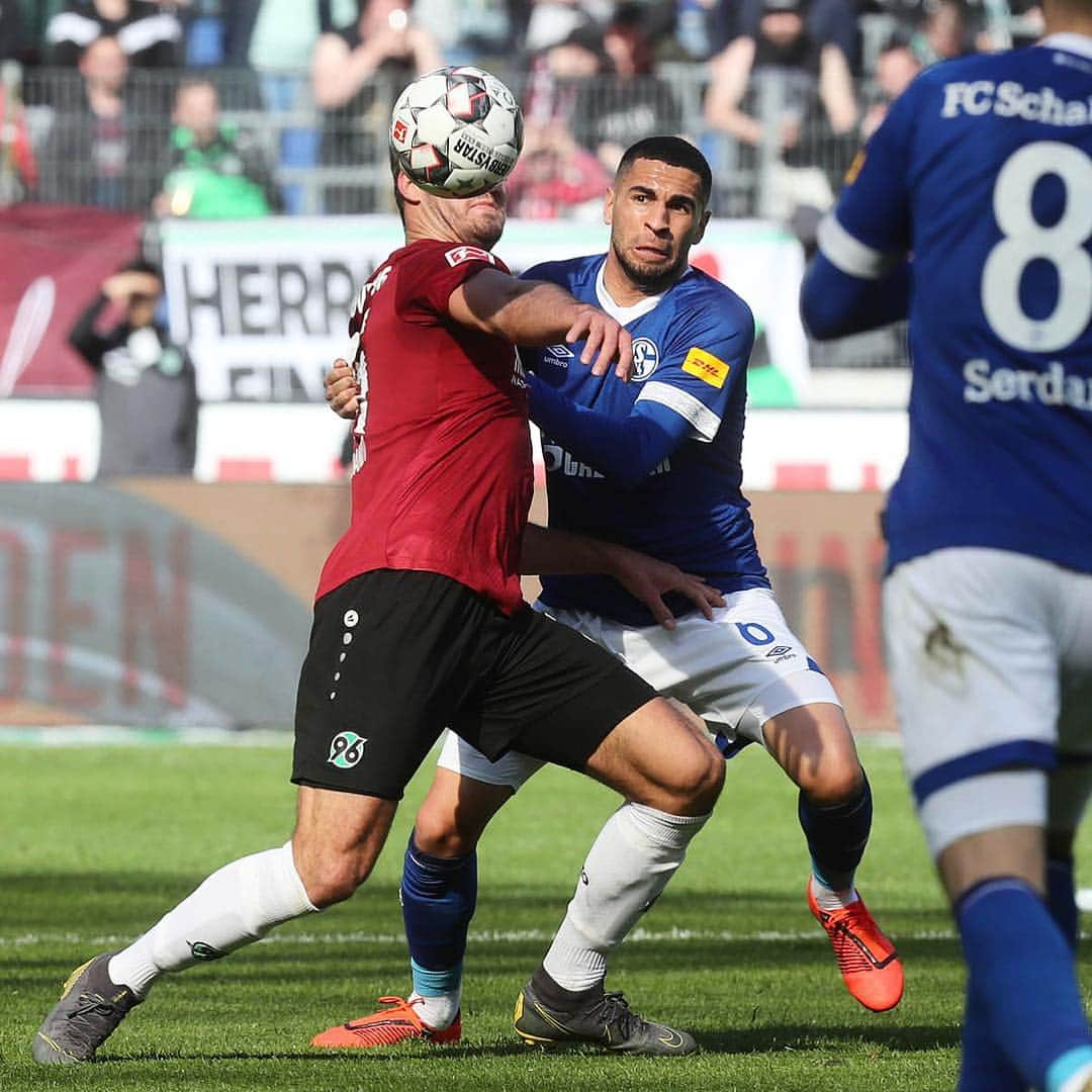 シャルケ04さんのインスタグラム写真 - (シャルケ04Instagram)「This job is far from done. Let‘s get that W! 👏🏼 . . #H96S04 0-1 #S04 #Schalke #Matchday #Bundesliga #Football #Soccer #Knappen #🔵⚪️」4月1日 0時04分 - s04