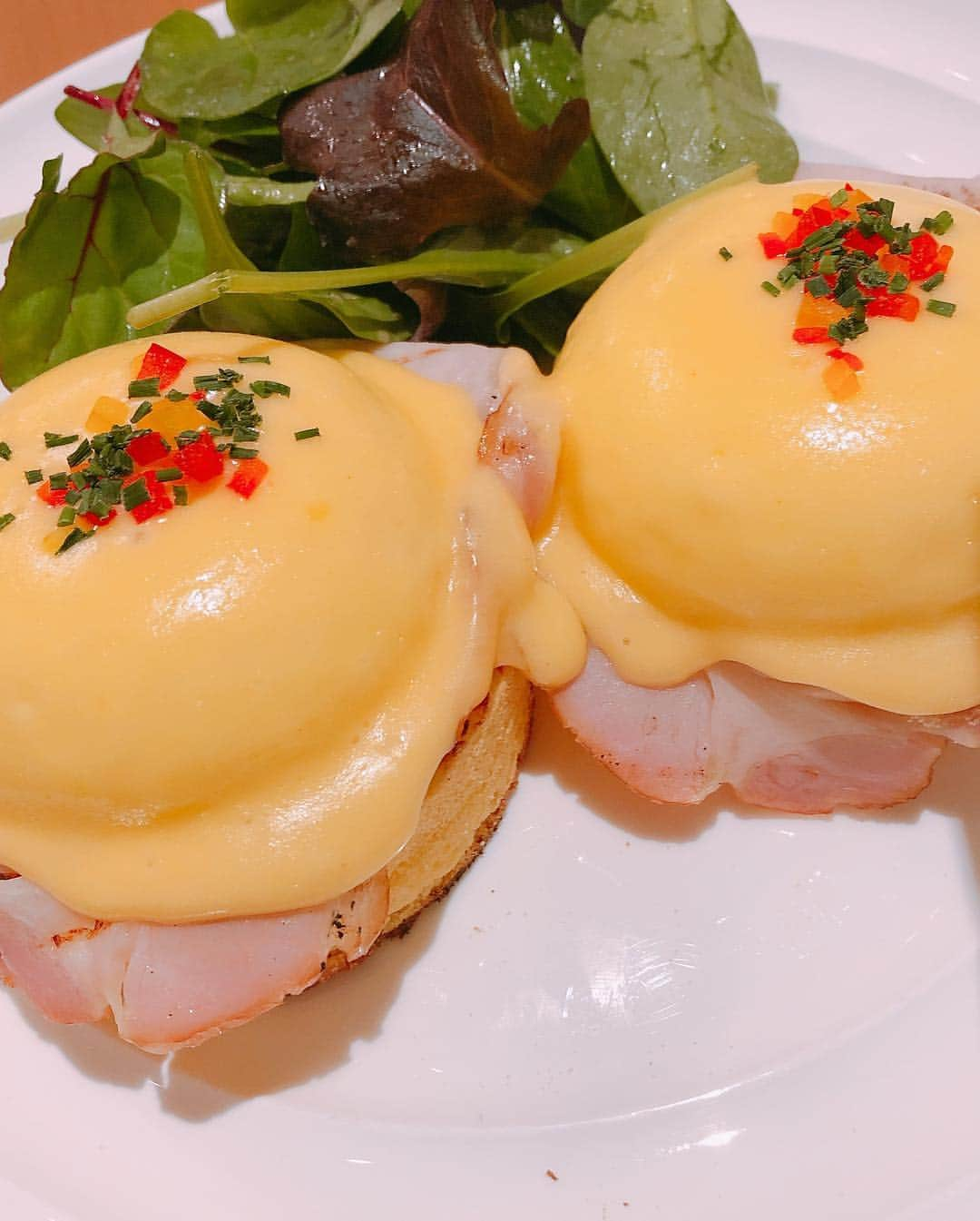 堀内華央理さんのインスタグラム写真 - (堀内華央理Instagram)「サラベスなんか好き☺️ #sarabeths #eggbenedict #kaorihoriuchi #バクステ外神田一丁目 #bakusutesotokandaicchome #堀内華央理 #lemonpoundcake #fourflowerjuice #サラベス」4月1日 0時05分 - horiuchikaori