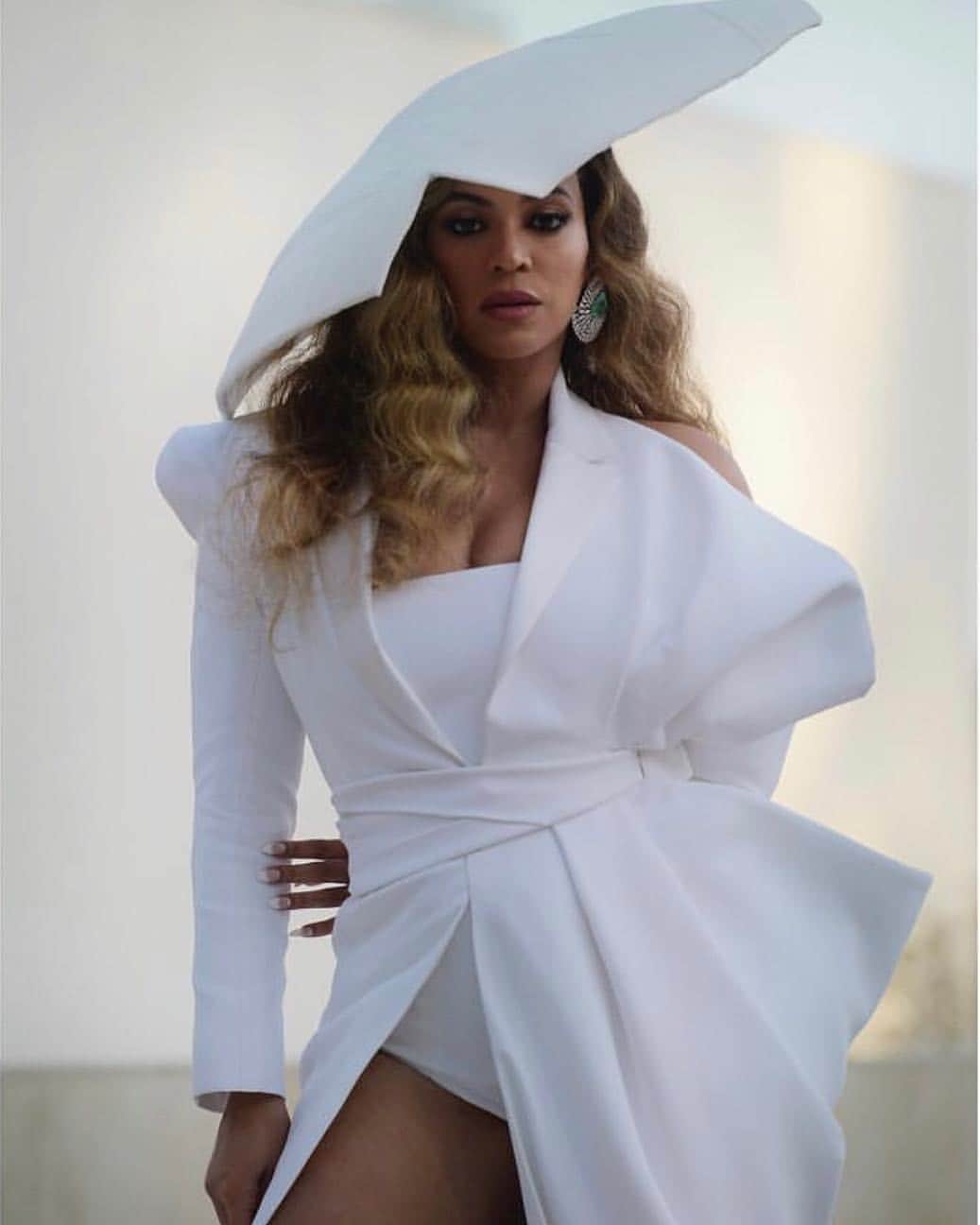 バルマンさんのインスタグラム写真 - (バルマンInstagram)「BEYONCÉ @Beyoncé dressed in a #BALMAINCOUTURE Spring 19 look to be named Entertainer Of The Year at the 50th @naacpimageawards event. #NAACP #BALMAINARMY」4月1日 0時06分 - balmain