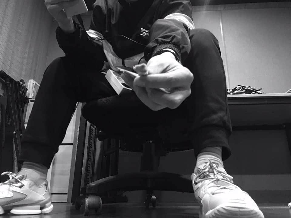 サンドゥルのインスタグラム：「멍멍멍멍 멍멍멍 멍멍멍멍  #기다릴게 #손줄게 #엎드릴게 🐕」