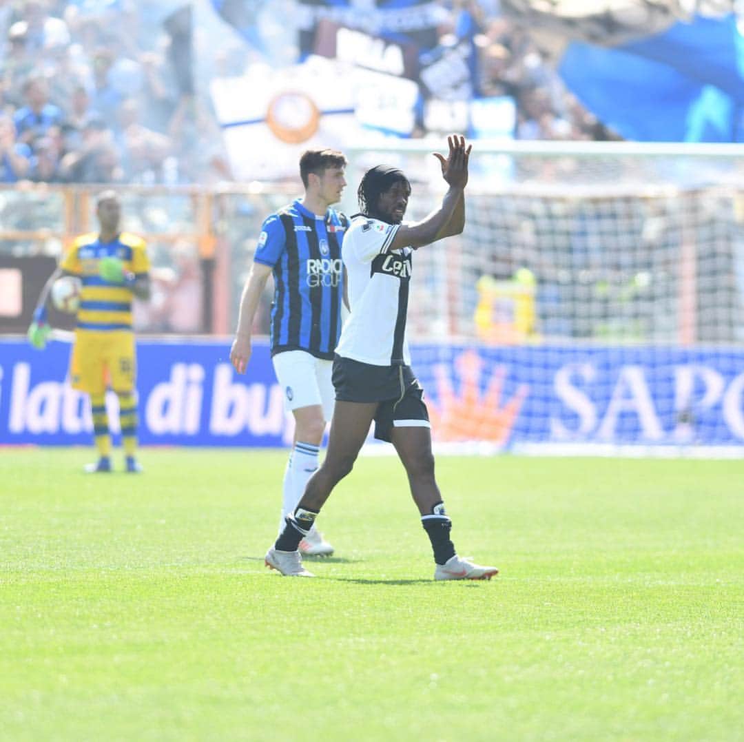 ジェルヴィーニョのインスタグラム：「Con tutta la passione e la forza che ci date lotteremo e manterremo il @parmacalcio1913 in serie A. #ForzaParma 💛💙 _______________________________________________________ #parma #picoftheday #gameday #seriea #teamspirit #like #bettertomorrow」