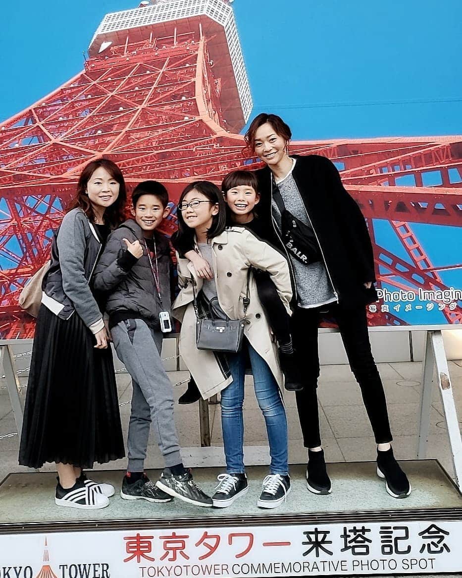 佐藤純さんのインスタグラム写真 - (佐藤純Instagram)「土曜日のバレエ後…  1枚目の写真のある場所へ🚙  さて、どこでしょう？  正解は、東京タワー🗼  工事中？？？ なので…わかりやすいパネルの前で写真撮ってみました😁(笑)  東京タワーにはのぼってないのですが…  東京ワンピースタワーへ遊びに行ってきました。  ライブショーやアトラクションなど…楽しかったです。  今まで、子供達はあまりみたことがなかったワンピースですが…すっかりワンピースファン！  日曜日の朝、早速みてました📺 . 今度は東京タワー🗼のぼりたいな～❤️ . #東京タワー #東京ワンピースタワー #ワンピースタワー #ママ友 #春休み #ママ#ママモデル#モデル #mama #mamamodel #model」4月1日 0時18分 - junsatoidea