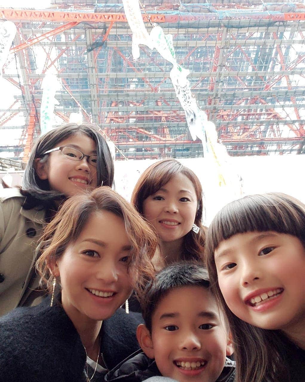 佐藤純さんのインスタグラム写真 - (佐藤純Instagram)「土曜日のバレエ後…  1枚目の写真のある場所へ🚙  さて、どこでしょう？  正解は、東京タワー🗼  工事中？？？ なので…わかりやすいパネルの前で写真撮ってみました😁(笑)  東京タワーにはのぼってないのですが…  東京ワンピースタワーへ遊びに行ってきました。  ライブショーやアトラクションなど…楽しかったです。  今まで、子供達はあまりみたことがなかったワンピースですが…すっかりワンピースファン！  日曜日の朝、早速みてました📺 . 今度は東京タワー🗼のぼりたいな～❤️ . #東京タワー #東京ワンピースタワー #ワンピースタワー #ママ友 #春休み #ママ#ママモデル#モデル #mama #mamamodel #model」4月1日 0時18分 - junsatoidea