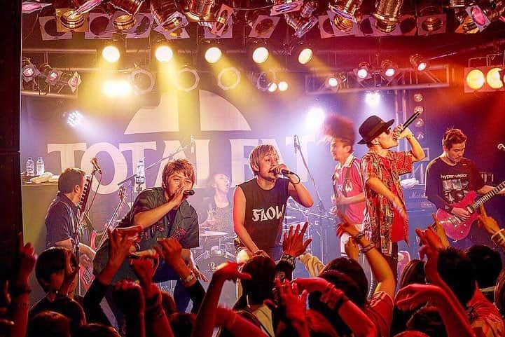 KOHSHIさんのインスタグラム写真 - (KOHSHIInstagram)「TOTALFAT×FLOW×熊本=🤘 #flow#totalfat#熊本」4月1日 0時21分 - kohshi_flow