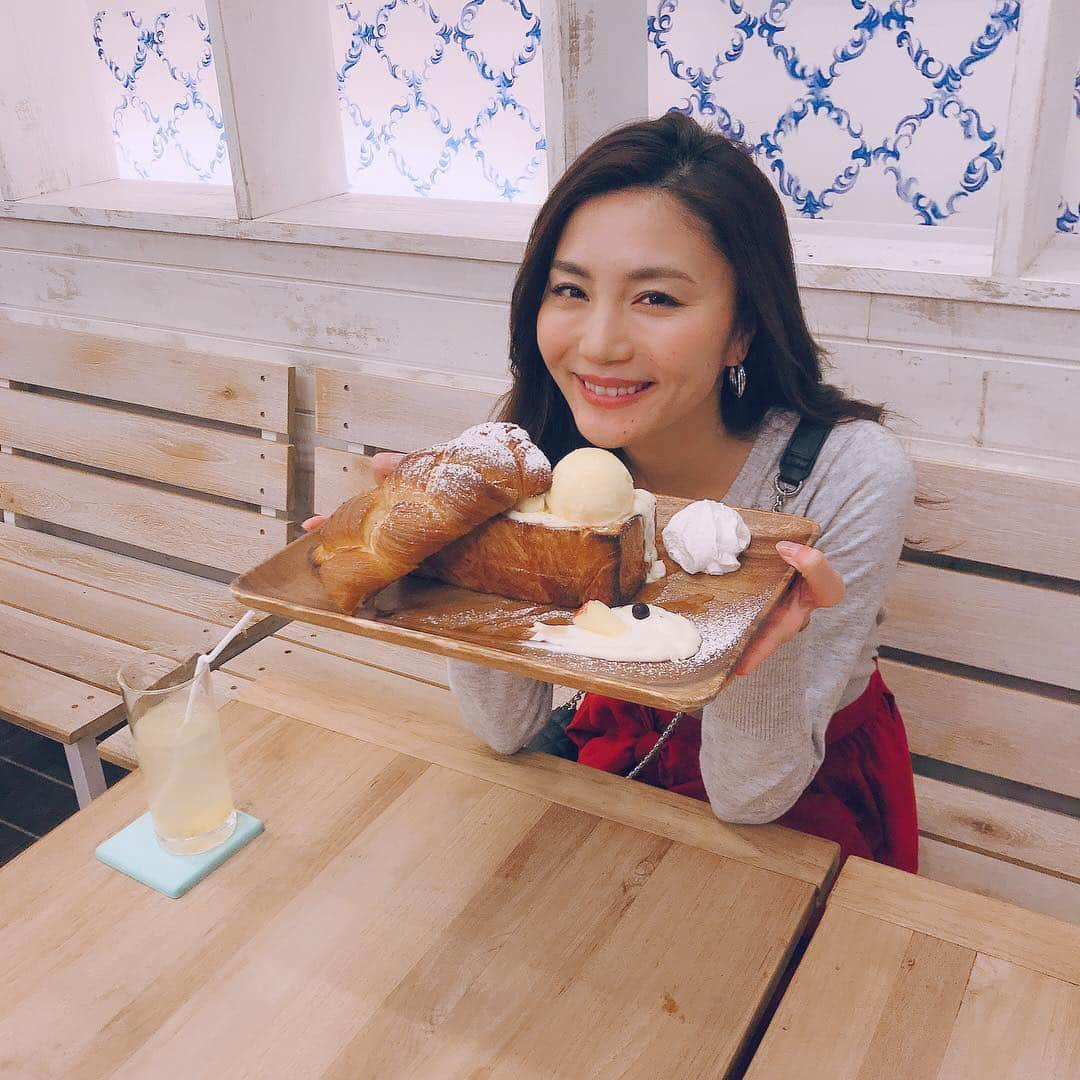 佐藤美央里さんのインスタグラム写真 - (佐藤美央里Instagram)「初めてのHACHINOSU CAFE🐝💕店内もおしゃれー😆 ⁑ メニューには大人気の、32種類のキュービックトースト！ 私がチョイスしたのは…💕サンドウィッチは明太海老アボガド♫私的に激アツな組み合わせ👏 スウィーツはmozo店で人気のクリームチーズメープル♫こちらも相性バツグン🙆‍♀️ とっても美味しかった💕💕 ⁑ メニューも豊富だから友達とシェアするのもオススメ(*^_^*)✨ mozo１階 #はちの巣カフェ ⁑ #カフェ #カフェ好き #パンケーキ #キュービックトースト #モゾ #mozoワンダーシティ #名古屋 #hachinosucafe #cafe #teatime #qbt #sweets #mozo #nagoya」4月1日 0時25分 - miori_sato14