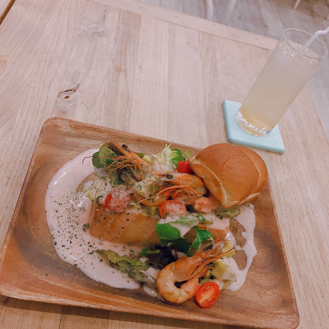 佐藤美央里さんのインスタグラム写真 - (佐藤美央里Instagram)「初めてのHACHINOSU CAFE🐝💕店内もおしゃれー😆 ⁑ メニューには大人気の、32種類のキュービックトースト！ 私がチョイスしたのは…💕サンドウィッチは明太海老アボガド♫私的に激アツな組み合わせ👏 スウィーツはmozo店で人気のクリームチーズメープル♫こちらも相性バツグン🙆‍♀️ とっても美味しかった💕💕 ⁑ メニューも豊富だから友達とシェアするのもオススメ(*^_^*)✨ mozo１階 #はちの巣カフェ ⁑ #カフェ #カフェ好き #パンケーキ #キュービックトースト #モゾ #mozoワンダーシティ #名古屋 #hachinosucafe #cafe #teatime #qbt #sweets #mozo #nagoya」4月1日 0時25分 - miori_sato14