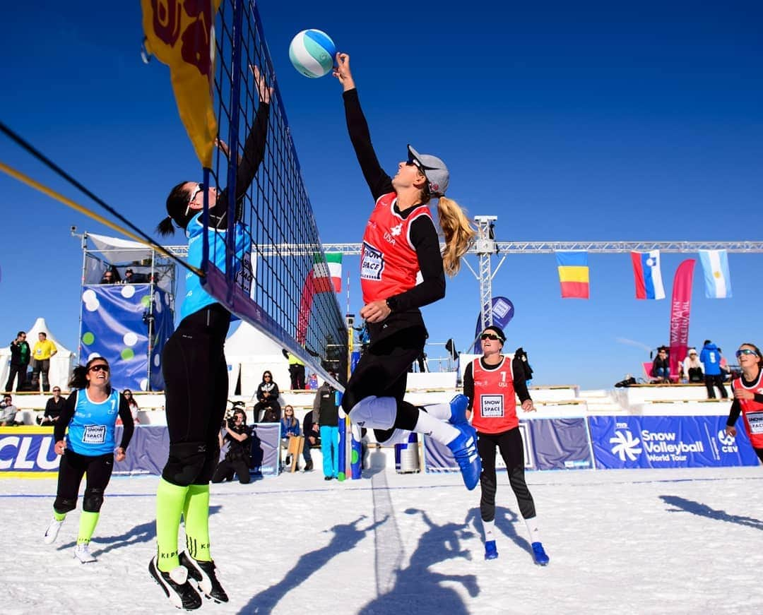 USA Volleyballさんのインスタグラム写真 - (USA VolleyballInstagram)「The U.S. women's snow volleyball team 🇺🇲 looks super in silver 🥈 won at the FIVB tour event in Austria! ❄️🏐」4月1日 0時28分 - usavolleyball