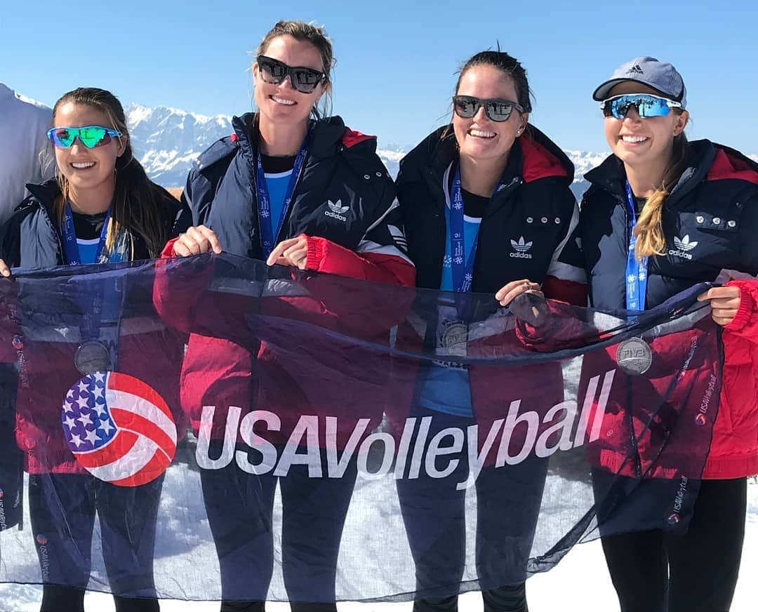 USA Volleyballさんのインスタグラム写真 - (USA VolleyballInstagram)「The U.S. women's snow volleyball team 🇺🇲 looks super in silver 🥈 won at the FIVB tour event in Austria! ❄️🏐」4月1日 0時28分 - usavolleyball