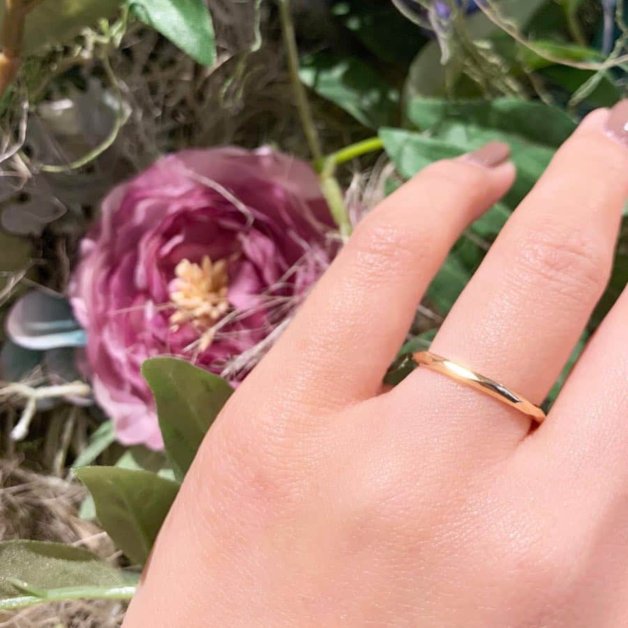 JKプラネット銀座.表参道.福岡|結婚指輪セレクトショップさんのインスタグラム写真 - (JKプラネット銀座.表参道.福岡|結婚指輪セレクトショップInstagram)「💍 @jkplanet.jewelry RosettE【ロゼット】 リングの表面のランダムなカットがキラキラと反射するデザインです♡ お好みで素材を変えてお作りもできます。 *･゜ﾟ･*:.｡..｡.:*:.｡. .｡.:*･゜ﾟ･* @jkplanet.jewelry 全店でのお取り扱いブランドです♫ . ⇩JKPlanet  SHOP LIST⇩ 銀座本店・表参道店・横浜元町店・福岡天神店・熊本上通店・宮崎橘通り店・鹿児島天文館店 . #JKPlanet #JKプラネット  #結婚指輪のセレクトショップ  #RosettE #ロゼット #婚約指輪 #エンゲージリング #結婚指輪 #結婚指輪💍 #マリッジリング  #リング #ダイヤモンド #ウェディング #ブライダル #前撮り #プレ花嫁 #全国のプレ花嫁さんと繋がりたい #東京花嫁 #福岡花嫁 #サプライズ #日本中のプレ花嫁さんと繋がりたい #weddingring #プロポーズ #入籍 #ハナコレ  #結婚指輪探し #婚約指輪探し #結婚指輪選び #指輪探し #マリッジリング探し」4月1日 0時30分 - jkplanet.jewelry