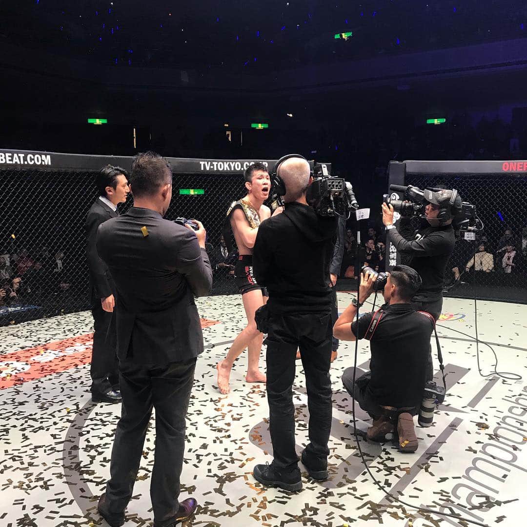 のインスタグラム：「さすがストロング本能  青木選手 強い！ メインとしての役割りを果たしてすばらしい。 ONEライト級チャンピオンに返り咲き。 本当におめでとう！！！ そしてセコンドを一緒に着きました、飯村さん、北岡選手お疲れ様でした。  #青木真也 #ストロング本能 #オレたちはファミリーだ  #onechampionship  #onechampionshipjapan  #onechampionship日本大会  #北岡悟 #飯村健一 #宇野薫  #onehundredathletic #newerajapan」
